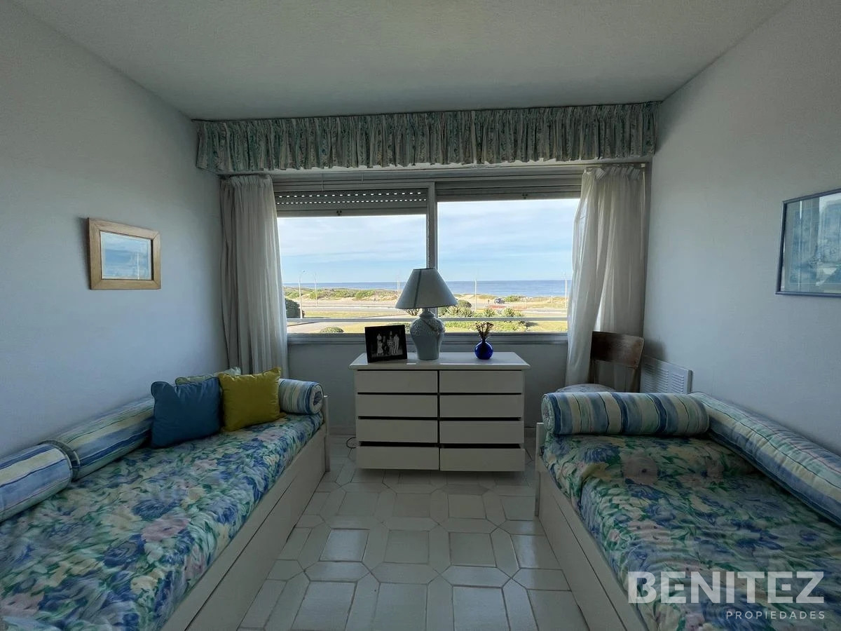 Apartamento ID.9395 - Apartamento en venta de 3 dormitorios  + dependencia de servicio en primera fila