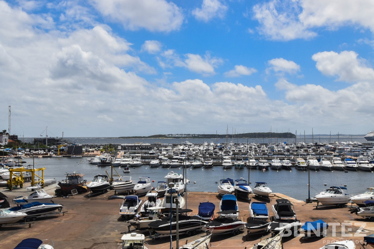 Apartamento ID.8210 - Primera fila al Puerto. Apartamento en venta de 4 dormitorios. Oportunidad!