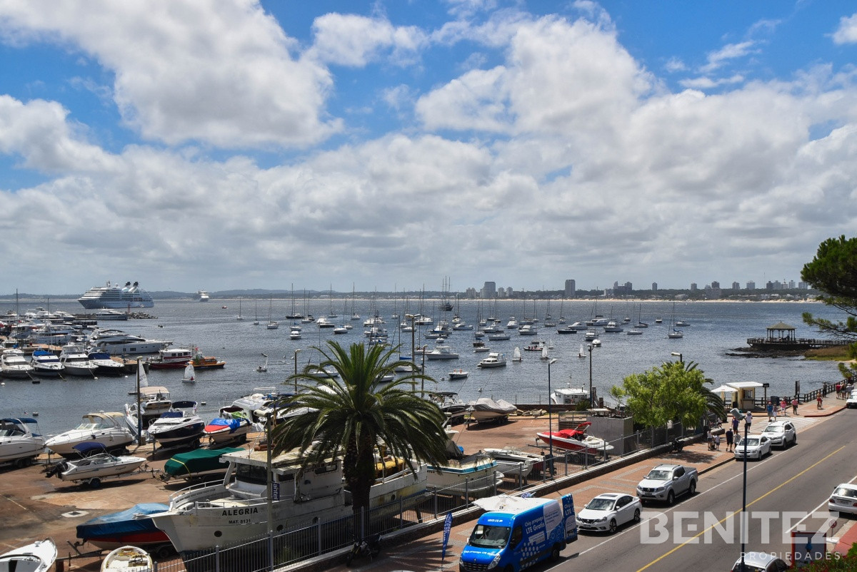 Apartamento ID.8210 - Primera fila al Puerto. Apartamento en venta de 4 dormitorios. Oportunidad!
