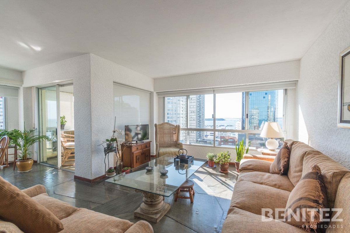 Apartamento ID.9330 - Amplio esquinero de 3 dormitorios en Peninsula. Torre con servicios.