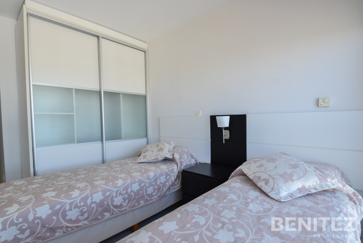 Apartamento ID.5998 - Seasons Tower piso alto! 2 dormitorios con espectacular vista. Playa Mansa