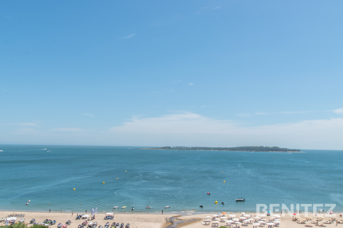 Apartamento ID.9580 - Millenium. Esquinero a la Peninsula. Playa Mansa.