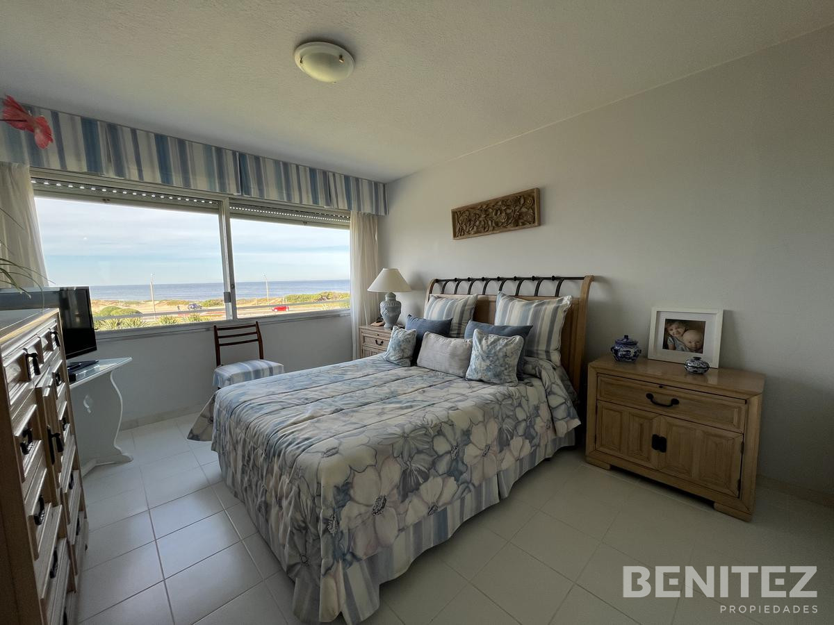 Apartamento ID.9395 - Apartamento en venta de 3 dormitorios  + dependencia de servicio en primera fila