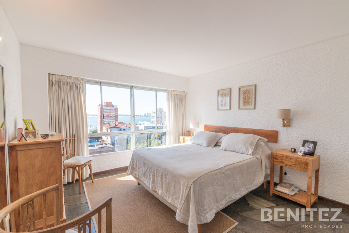 Apartamento ID.9330 - Amplio esquinero de 3 dormitorios en Peninsula. Torre con servicios.