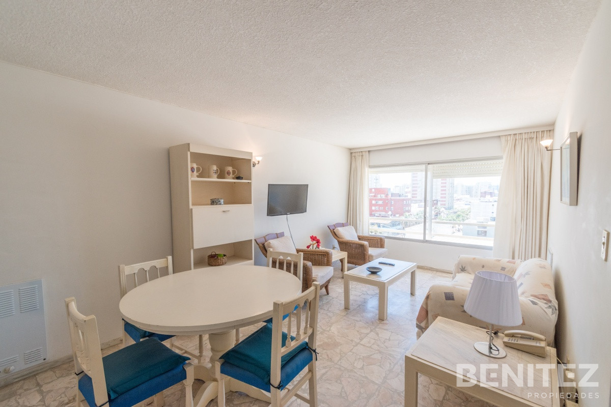 Apartamento ID.155 - Torre Libertador. Amplio apartamento de 1 dormitorio y medio. Frente a la Plaza.