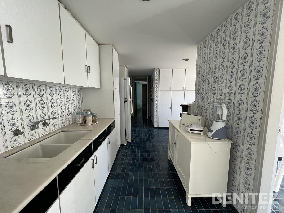 Apartamento ID.9395 - Apartamento en venta de 3 dormitorios  + dependencia de servicio en primera fila