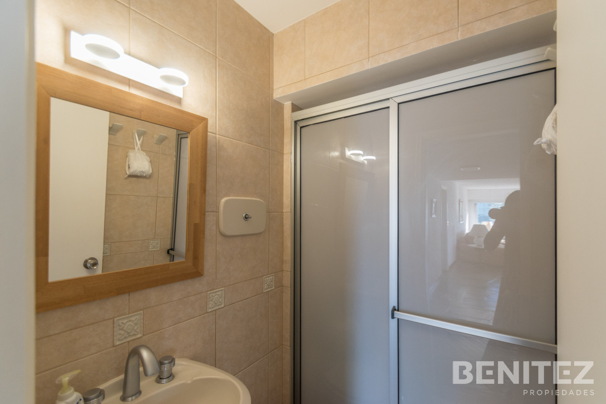 Apartamento ID.9330 - Amplio esquinero de 3 dormitorios en Peninsula. Torre con servicios.