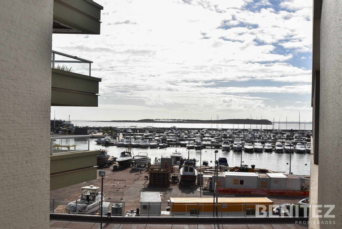 Apartamento ID.8210 - Primera fila al Puerto. Apartamento en venta de 4 dormitorios. Oportunidad!
