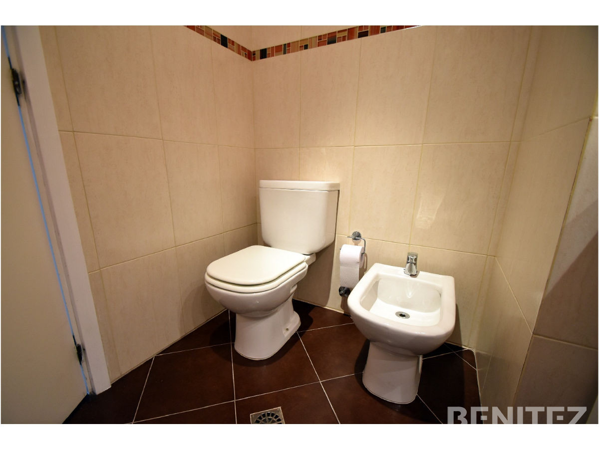 Apartamento ID.7354 - Único! Primera fila al Puerto. Amplio living. 1 dorm + 2 baños. 