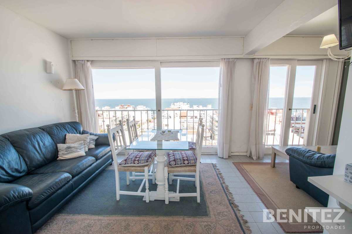 Apartamento ID.9677 - Esquinero de 2 dormitorios. A pasos del Puerto. 