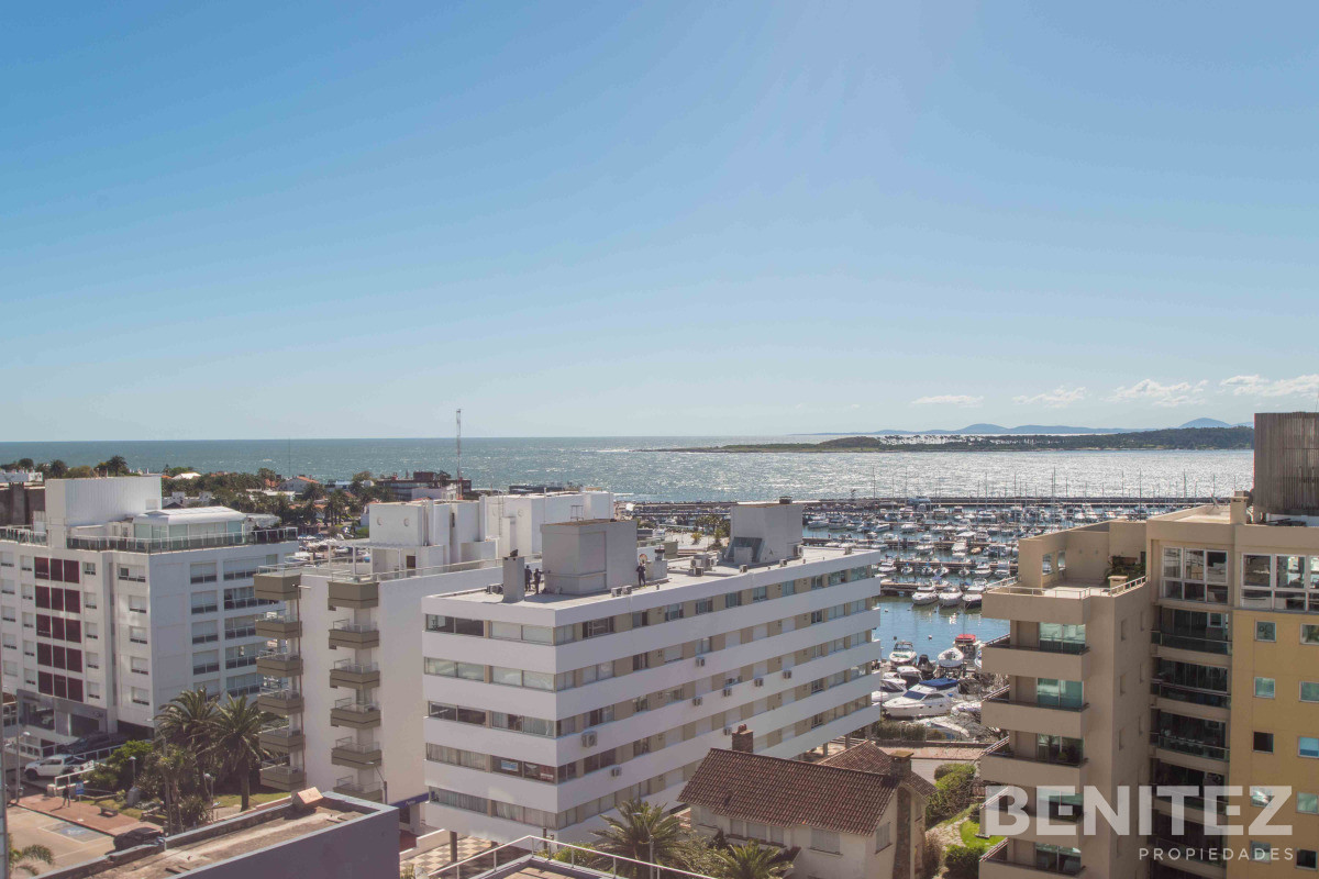 Apartamento ID.9677 - Esquinero de 2 dormitorios. A pasos del Puerto. 