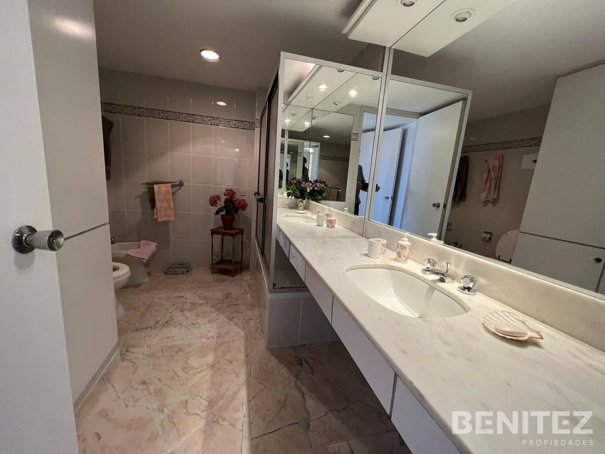 Apartamento ID.9395 - Apartamento en venta de 3 dormitorios  + dependencia de servicio en primera fila