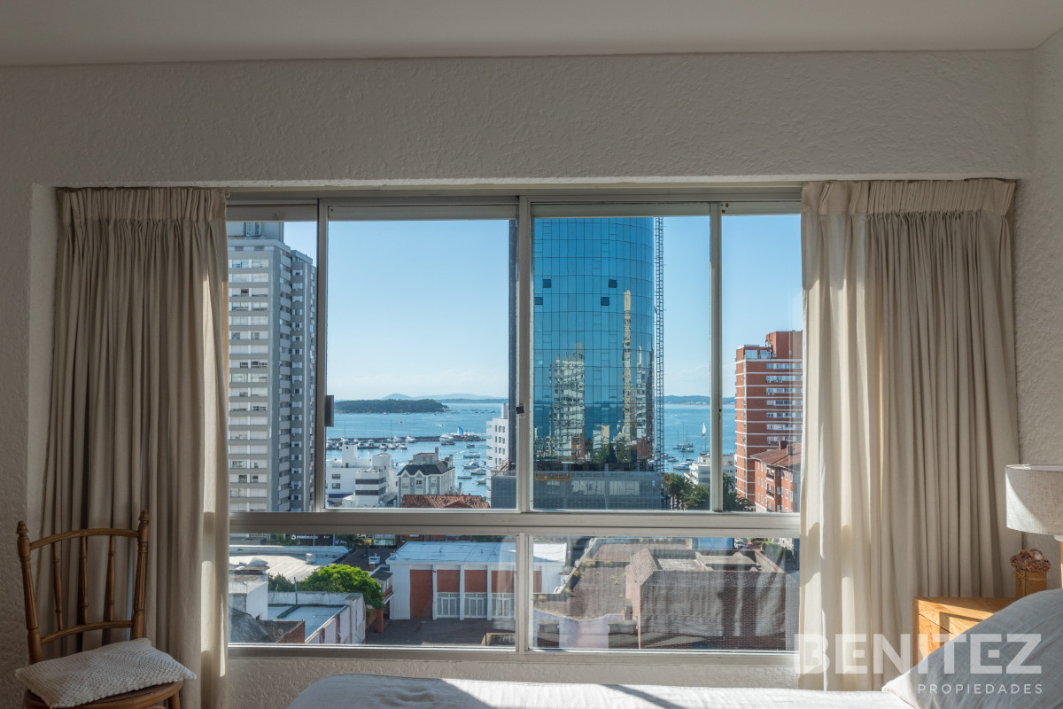 Apartamento ID.9330 - Amplio esquinero de 3 dormitorios en Peninsula. Torre con servicios.