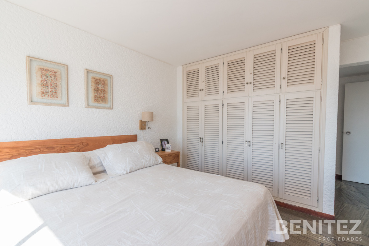 Apartamento ID.9330 - Amplio esquinero de 3 dormitorios en Peninsula. Torre con servicios.