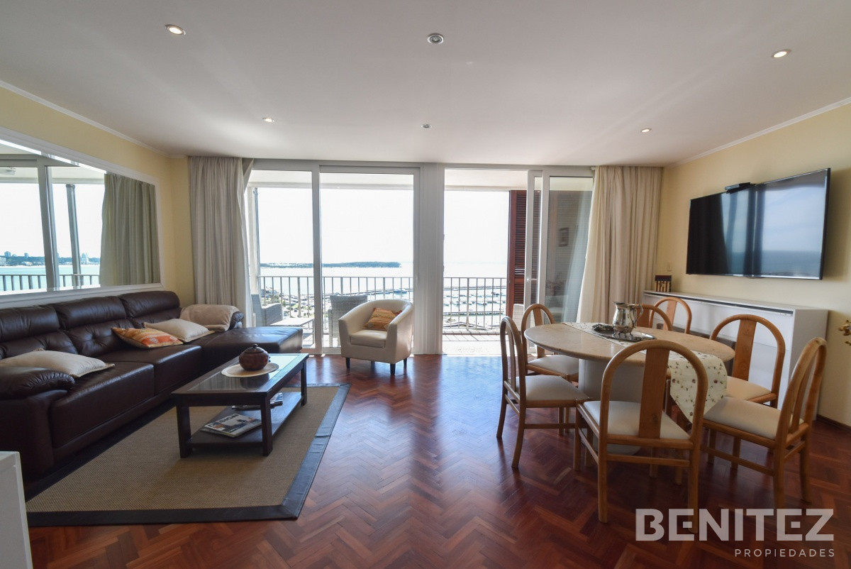 Apartamento ID.7354 - Único! Primera fila al Puerto. Amplio living. 1 dorm + 2 baños. 