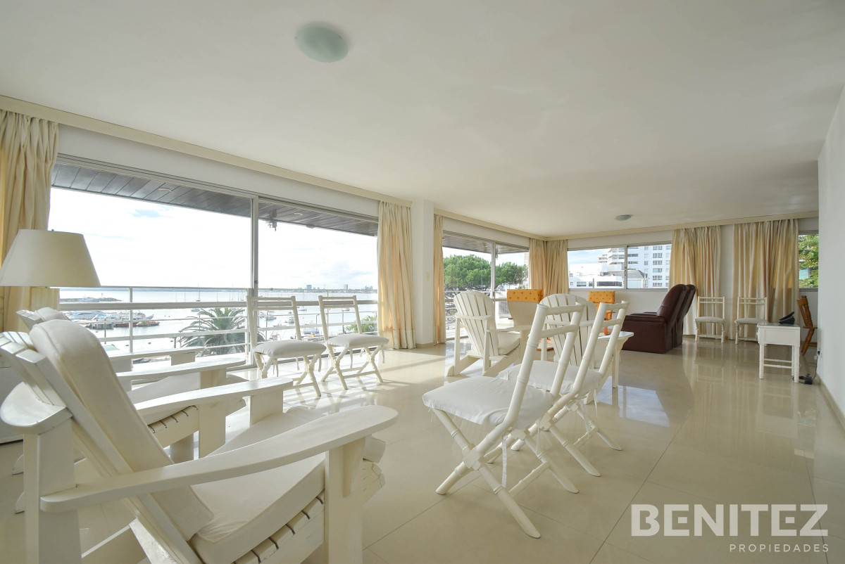 Apartamento ID.8210 - Primera fila al Puerto. Apartamento en venta de 4 dormitorios. Oportunidad!