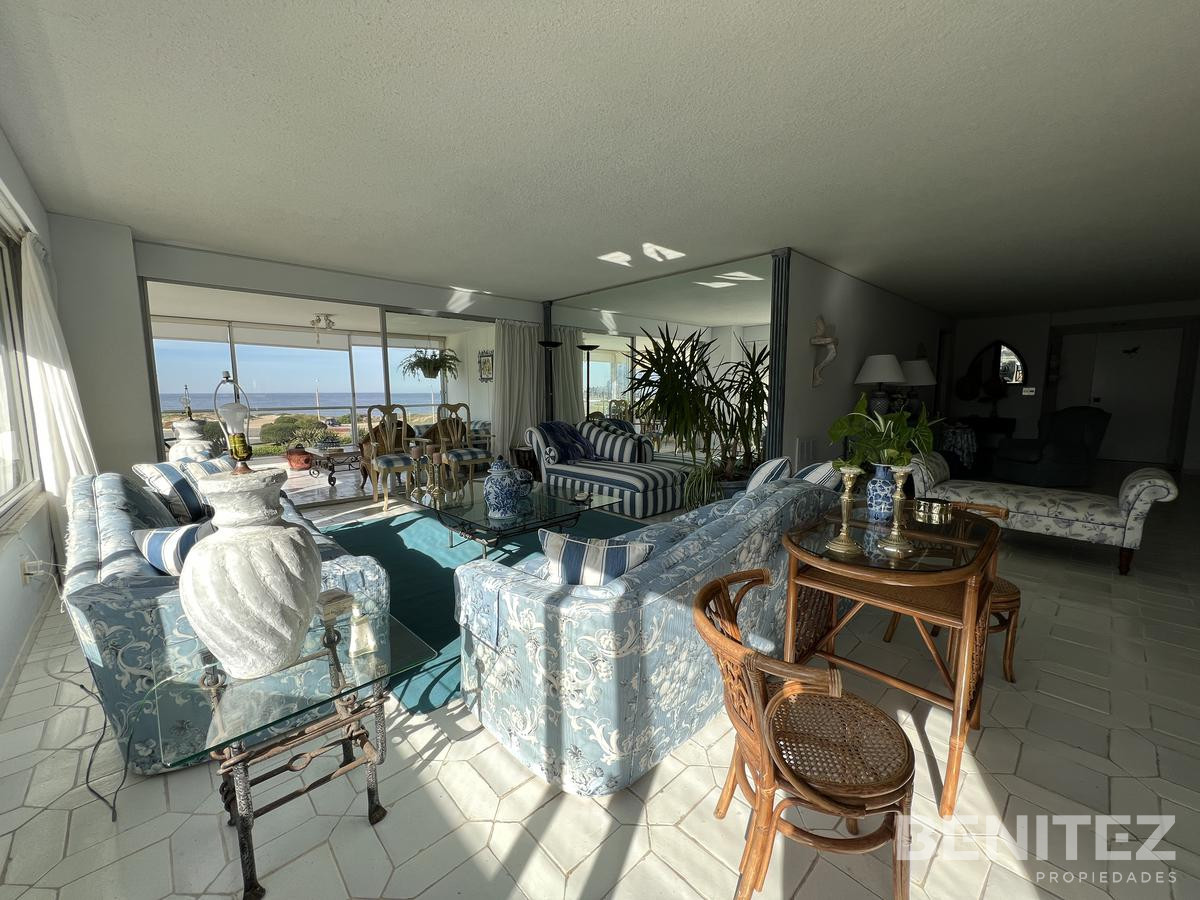 Apartamento ID.9395 - Apartamento en venta de 3 dormitorios  + dependencia de servicio en primera fila