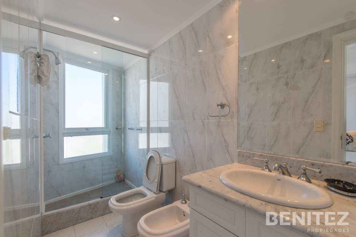 Apartamento ID.9580 - Millenium. Esquinero a la Peninsula. Playa Mansa.