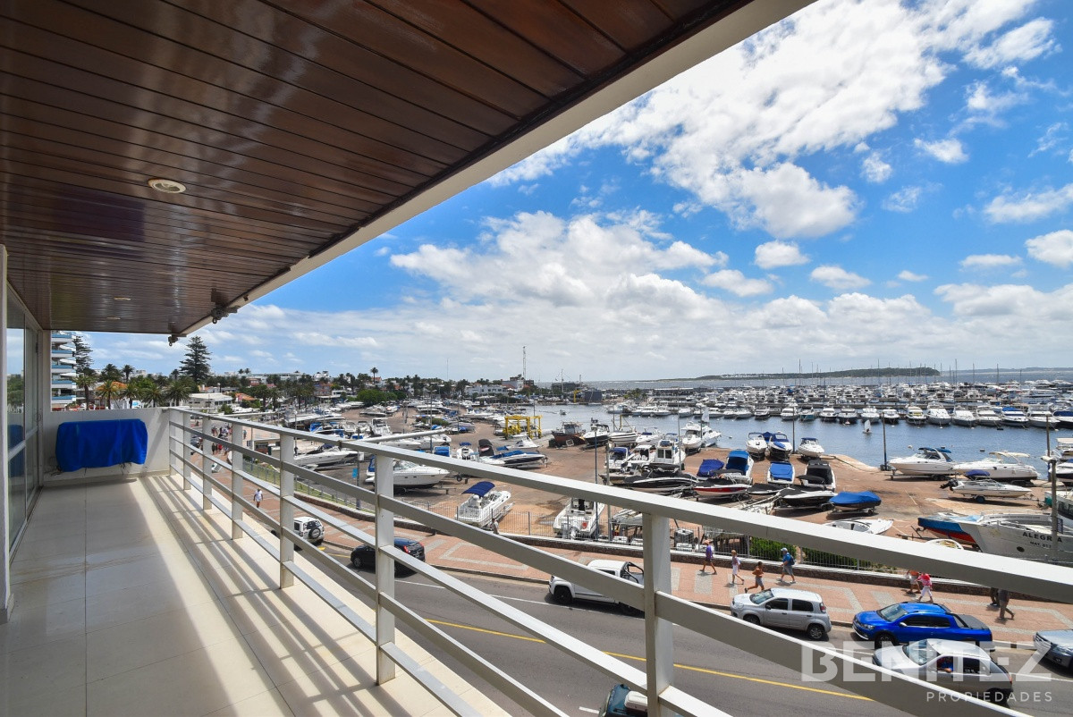 Apartamento ID.8210 - Primera fila al Puerto. Apartamento en venta de 4 dormitorios. Oportunidad!