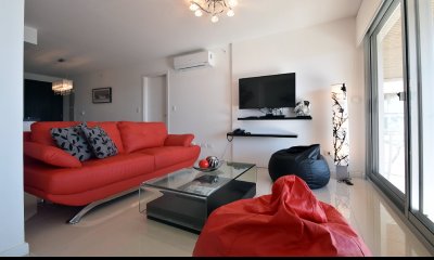 Apartamento en venta de 2 dormitorios y medio + 2 baños . Equipado con garage.