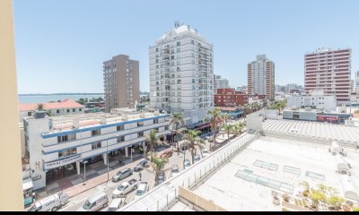 Torre Libertador. Amplio apartamento de 1 dormitorio y medio. Frente a la Plaza.