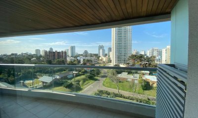 Apartamento en venta de 2 dormitorios + 2 baños. A metros de playa Brava!