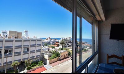 Torre en Península con piscina. Apartamento en venta de 1 dormitorio al frente.