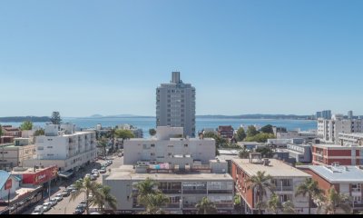 Apartamento esquinero en venta de 2 dormitorios. Vista Mansa.