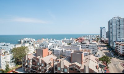 Amplio esquinero de 3 dormitorios en Peninsula. Torre con servicios.