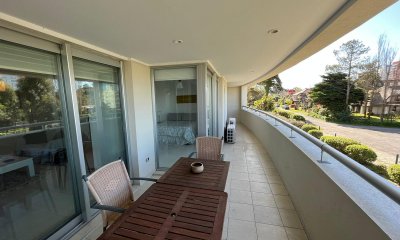 Apartamento de 2 dormitorios + 2 baños y servicio en venta.