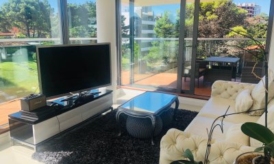 Excelente apartamento en venta de 2 dormitorios + 2 baños . Playa Brava