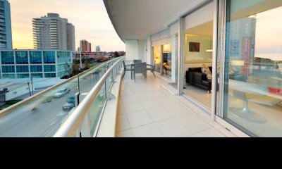 Apartamento en venta en Seasons Tower 2 dormitorios + dependencia.