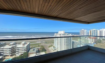 Apartamento de 3 dormitorios + 2 baños en venta . Con excelente vista a Playa Brava