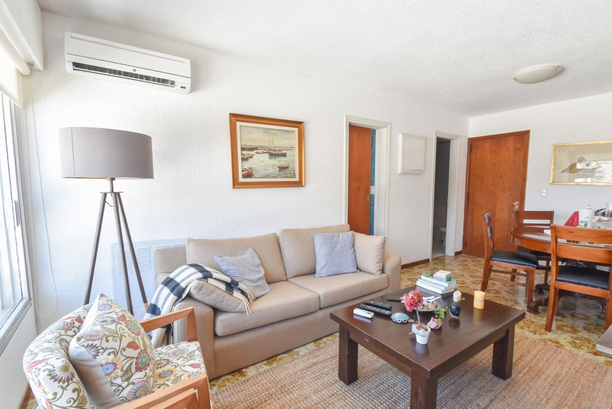A metros del Puerto. Excelente apartamento 1 dormitorio. Torre con servicios