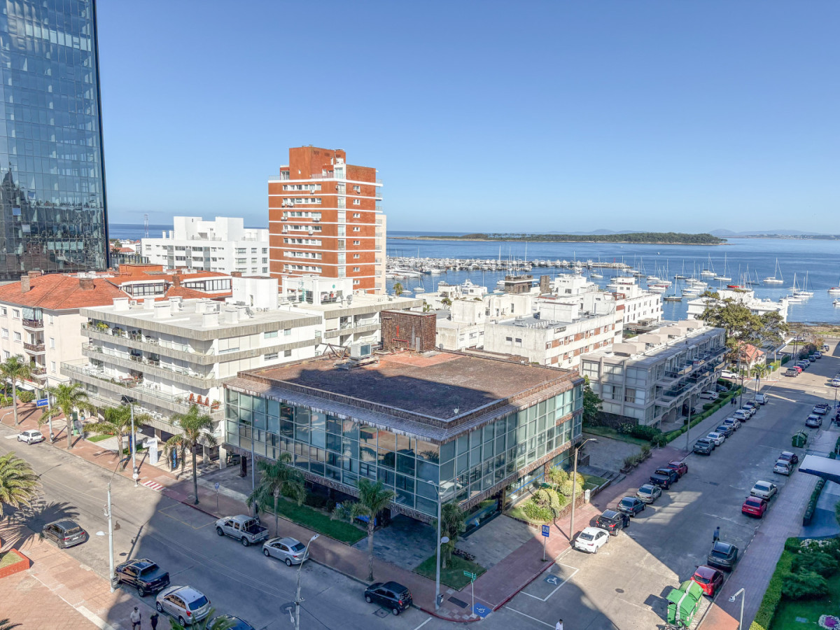 Torre Libertador. Apartamento 1 dormitorio y medio al Puerto! 