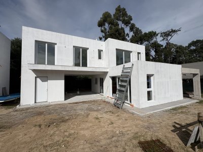 Modernas casas a estrenar en Parque Burnett