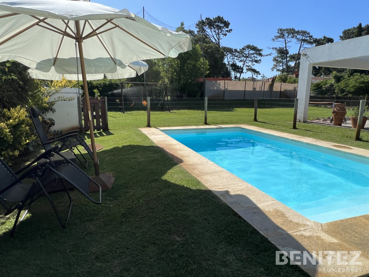Casa ID.8694 - Moderna Casa con piscina climatizada. Barrio Marly. Proxima a Punta Shopping.