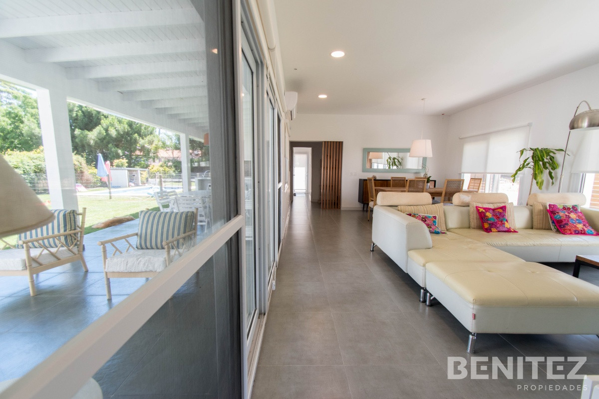 Casa ID.8694 - Moderna Casa con piscina climatizada. Barrio Marly. Proxima a Punta Shopping.