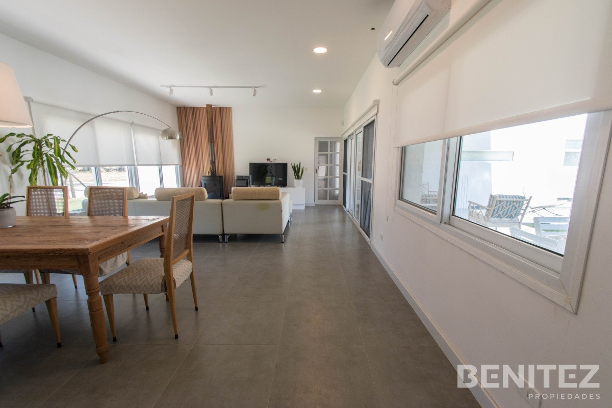 Casa ID.8694 - Moderna Casa con piscina climatizada. Barrio Marly. Proxima a Punta Shopping.