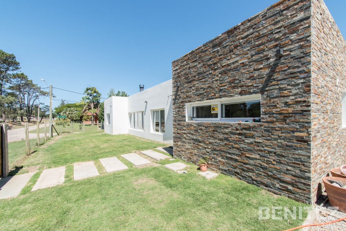Casa ID.8694 - Moderna Casa con piscina climatizada. Barrio Marly. Proxima a Punta Shopping.
