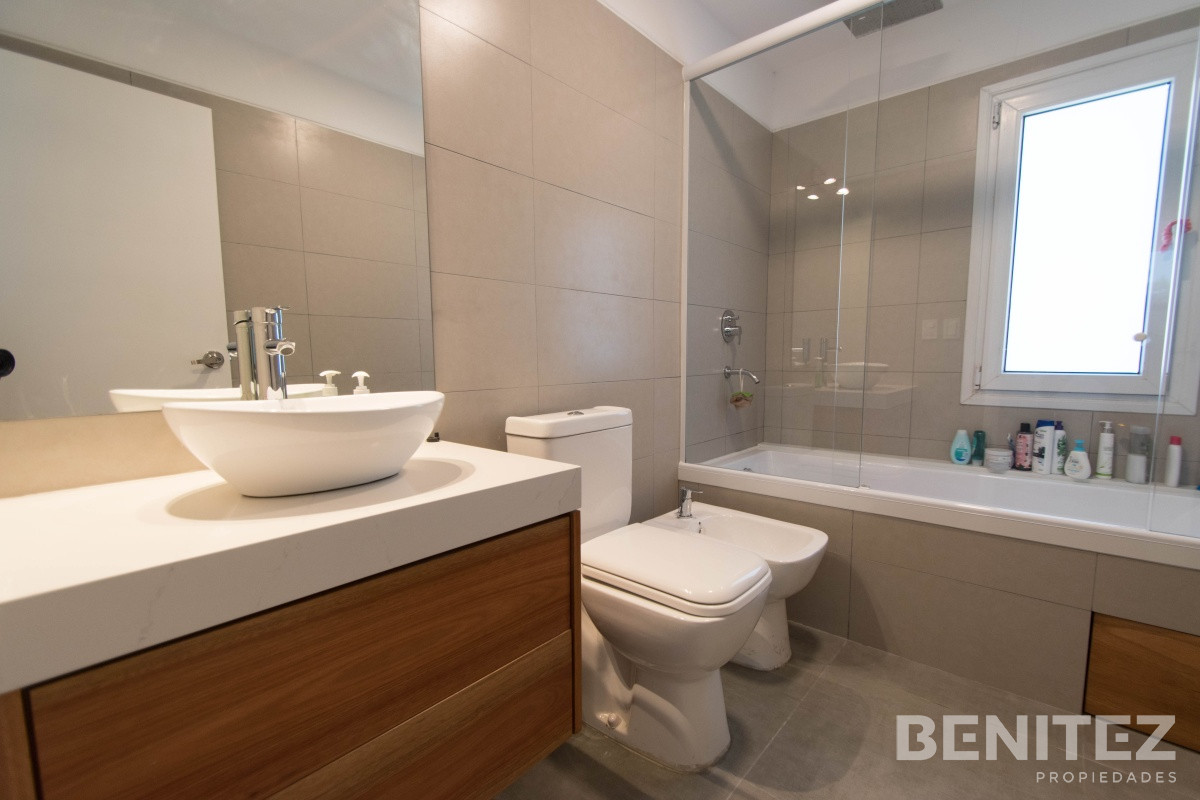 Casa ID.8694 - Moderna Casa con piscina climatizada. Barrio Marly. Proxima a Punta Shopping.