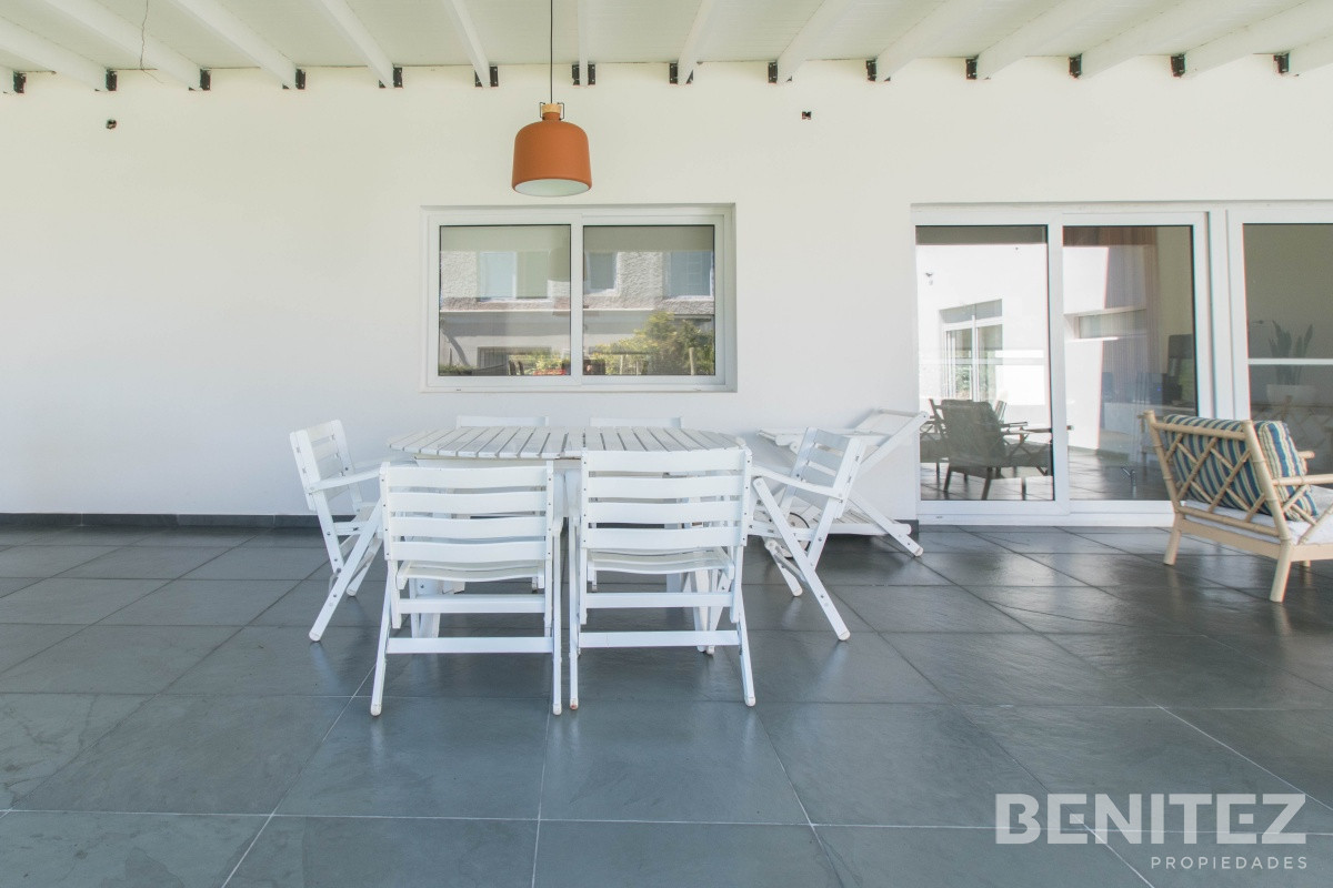 Casa ID.8694 - Moderna Casa con piscina climatizada. Barrio Marly. Proxima a Punta Shopping.