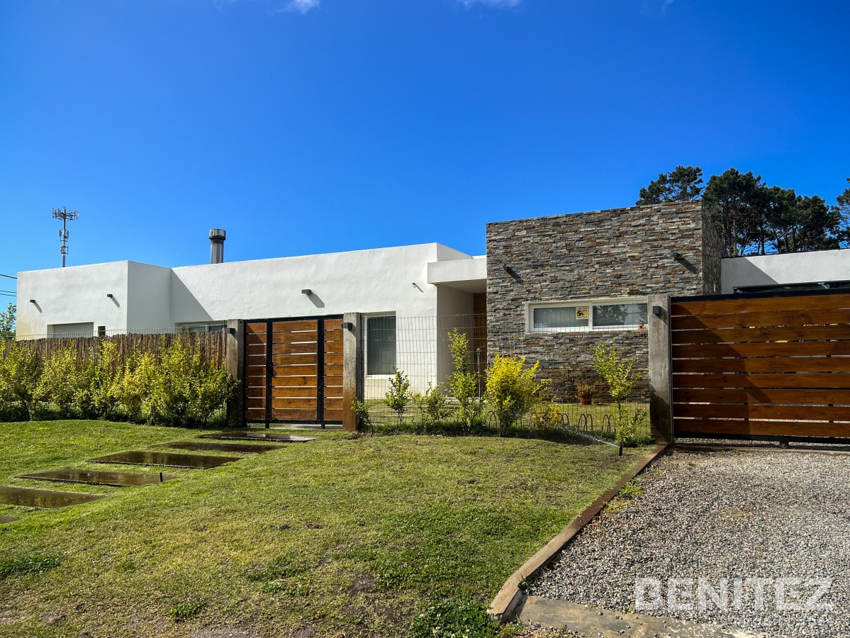Casa ID.8694 - Moderna Casa con piscina climatizada. Barrio Marly. Proxima a Punta Shopping.