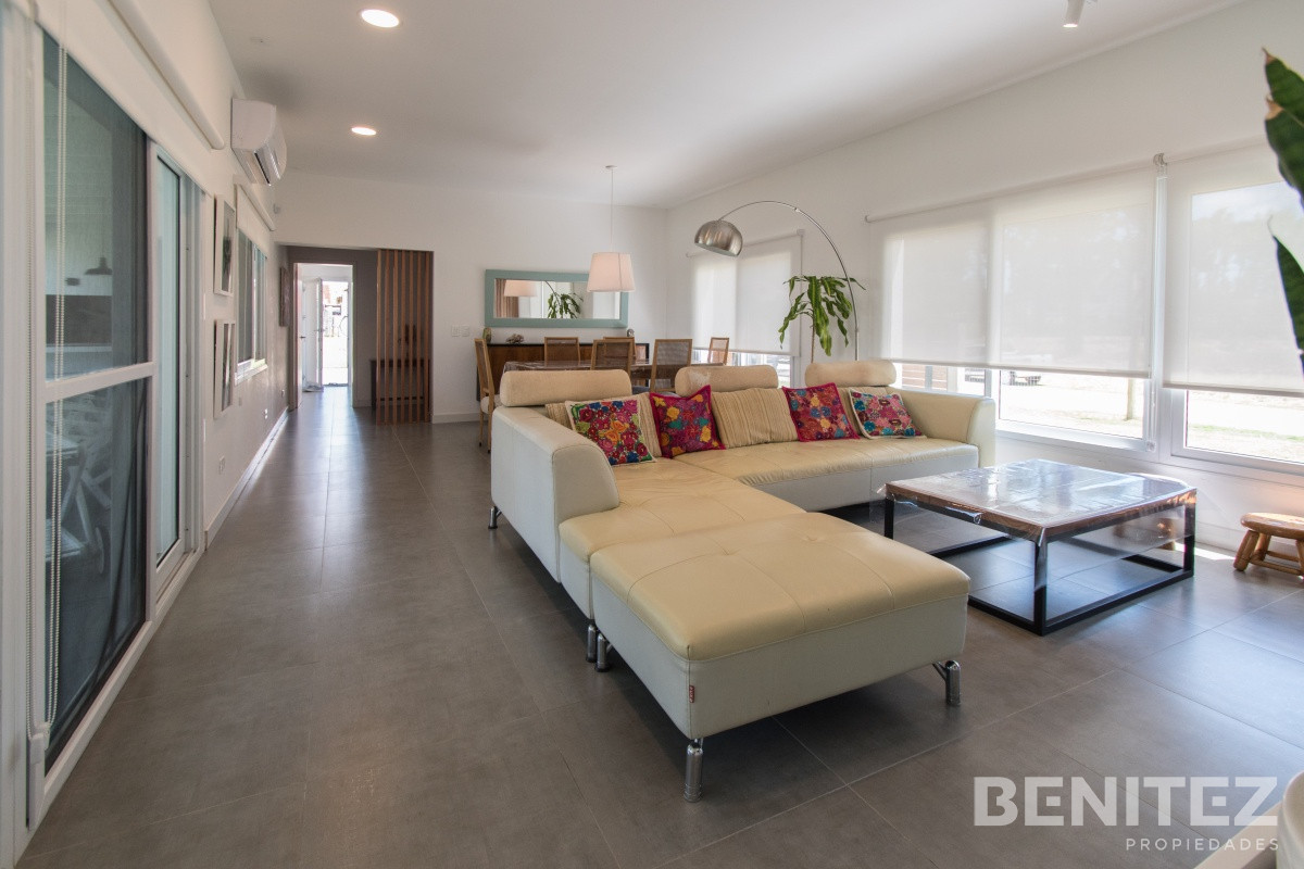 Casa ID.8694 - Moderna Casa con piscina climatizada. Barrio Marly. Proxima a Punta Shopping.