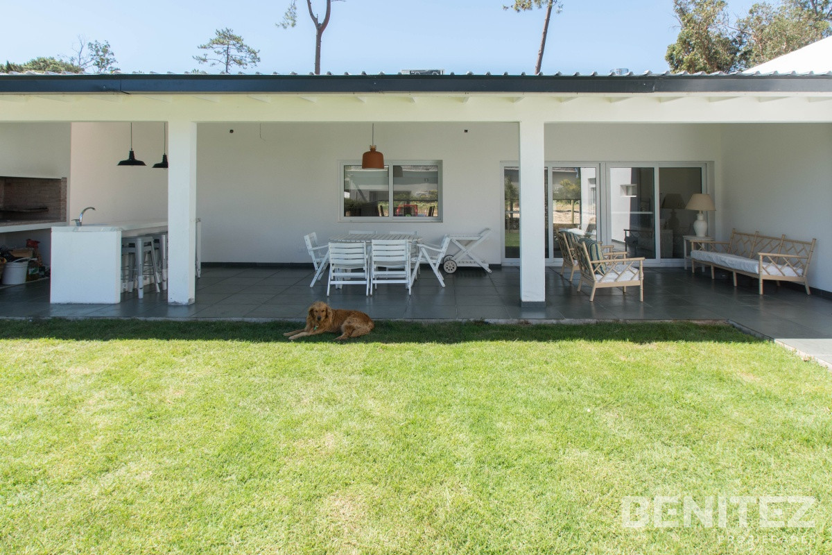 Casa ID.8694 - Moderna Casa con piscina climatizada. Barrio Marly. Proxima a Punta Shopping.