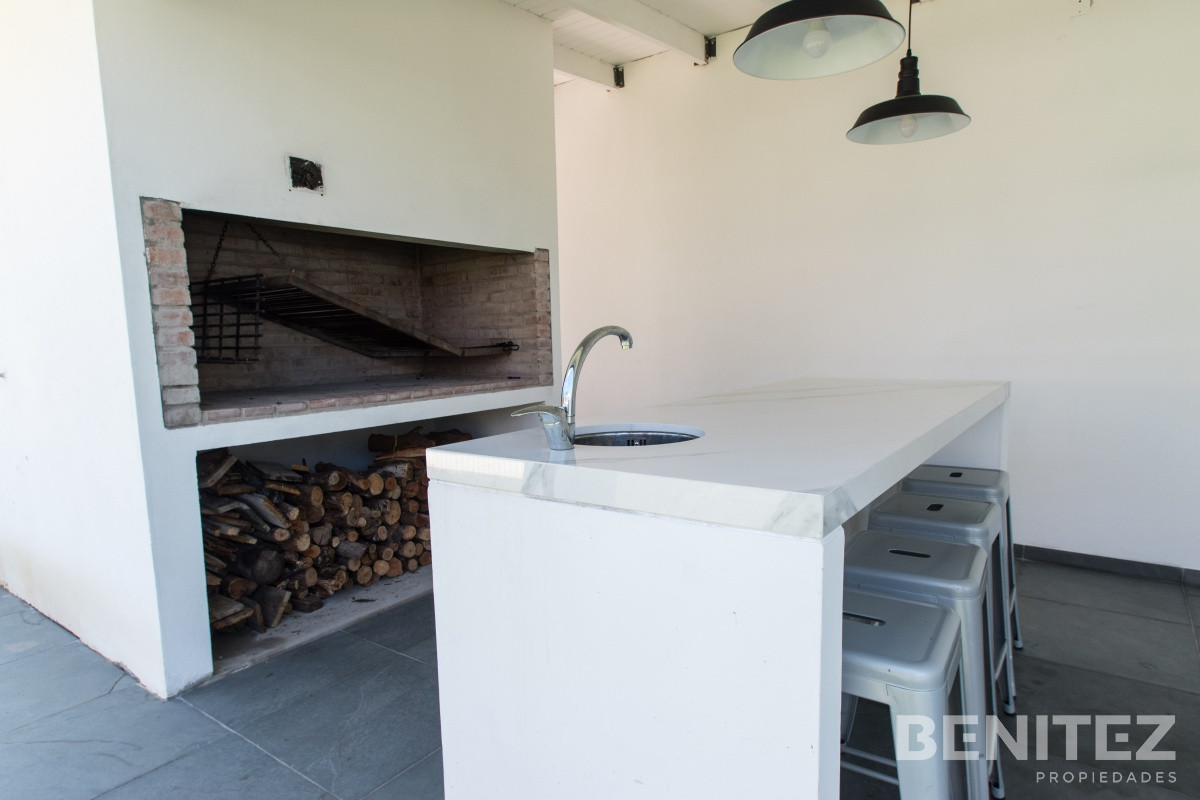 Casa ID.8694 - Moderna Casa con piscina climatizada. Barrio Marly. Proxima a Punta Shopping.