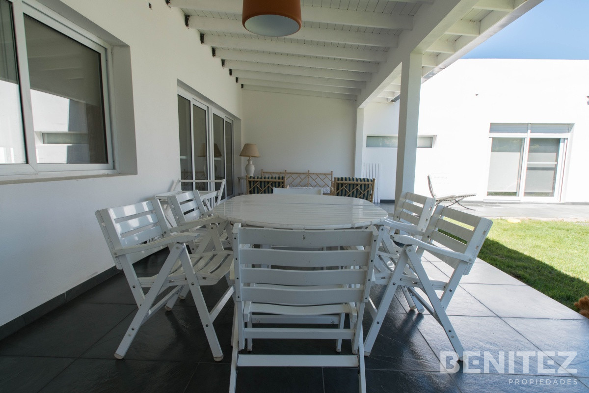 Casa ID.8694 - Moderna Casa con piscina climatizada. Barrio Marly. Proxima a Punta Shopping.