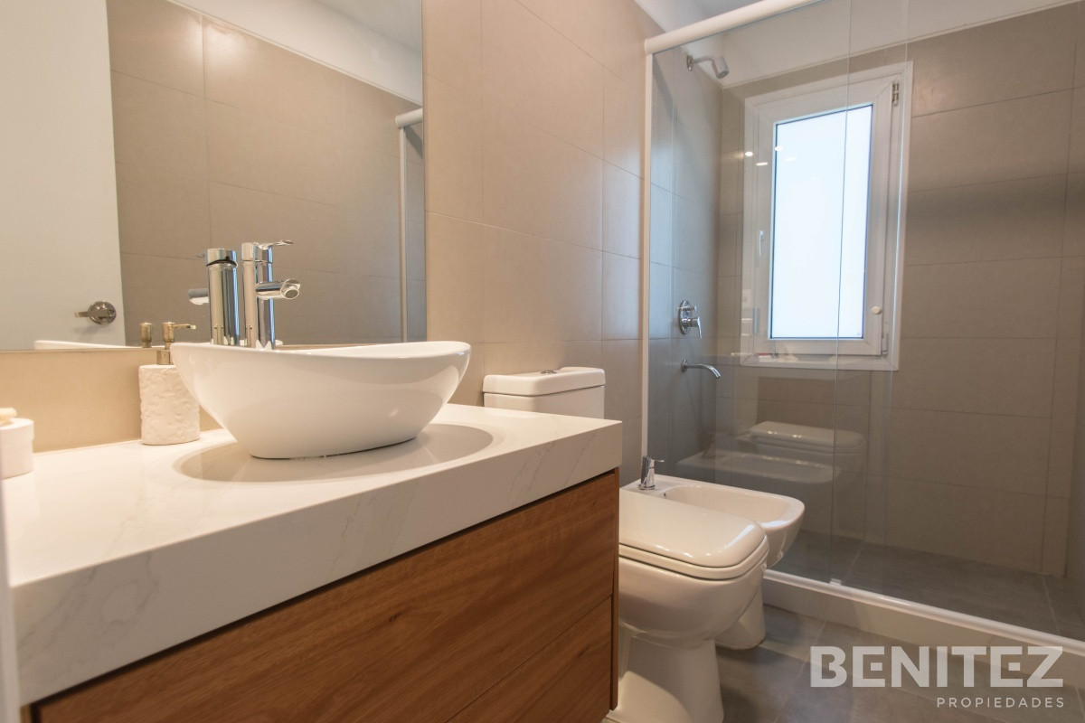 Casa ID.8694 - Moderna Casa con piscina climatizada. Barrio Marly. Proxima a Punta Shopping.