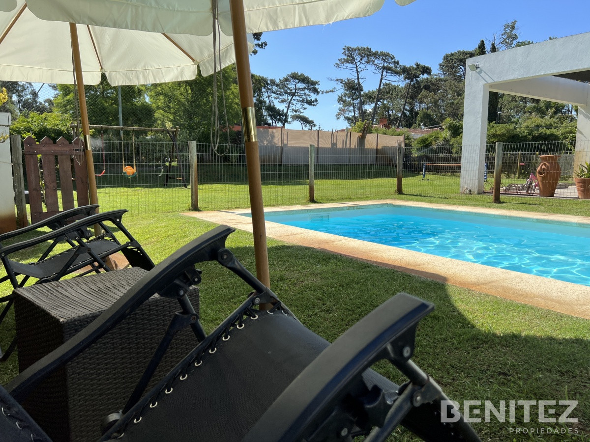 Casa ID.8694 - Moderna Casa con piscina climatizada. Barrio Marly. Proxima a Punta Shopping.