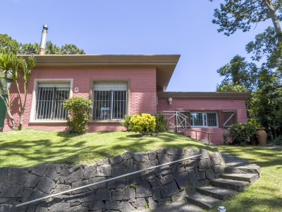 Barrio Lugano. Casa reciclada a metros de Roosevelt. Zona Punta Shopping.